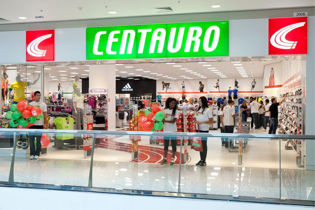 Foto da fachada da loja da Centauro em um shopping