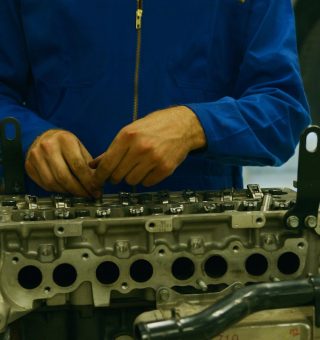 Mecânico da Ford fazendo a manutenção em um motor