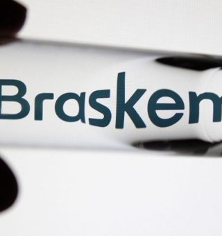 Logo da Braskem aparece por trás de um frasco trasnparente