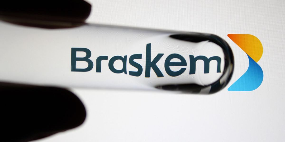 Logo da Braskem aparece por trás de um frasco trasnparente