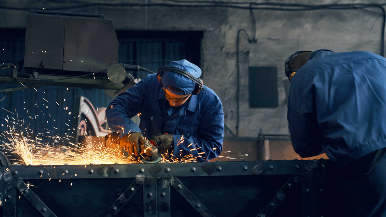 Trabalhadores em siderúrgica soldando
